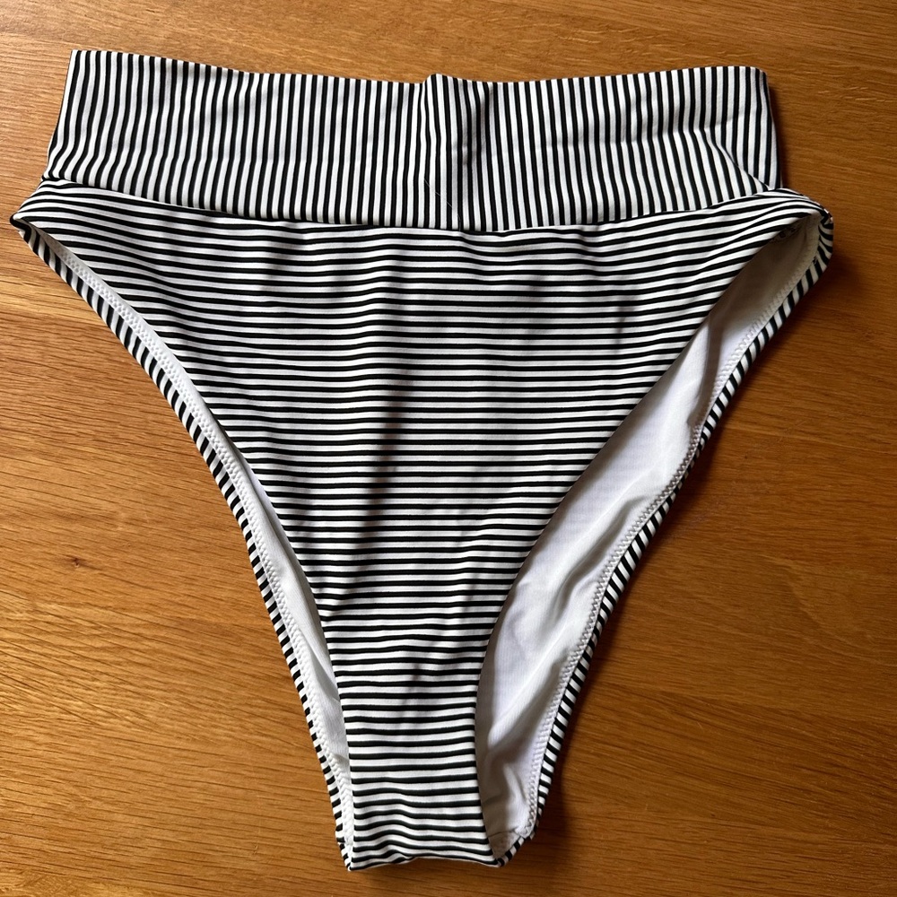 NWOT. LINER IN. Aerie black and white high waisted cheeky swim bottoms
